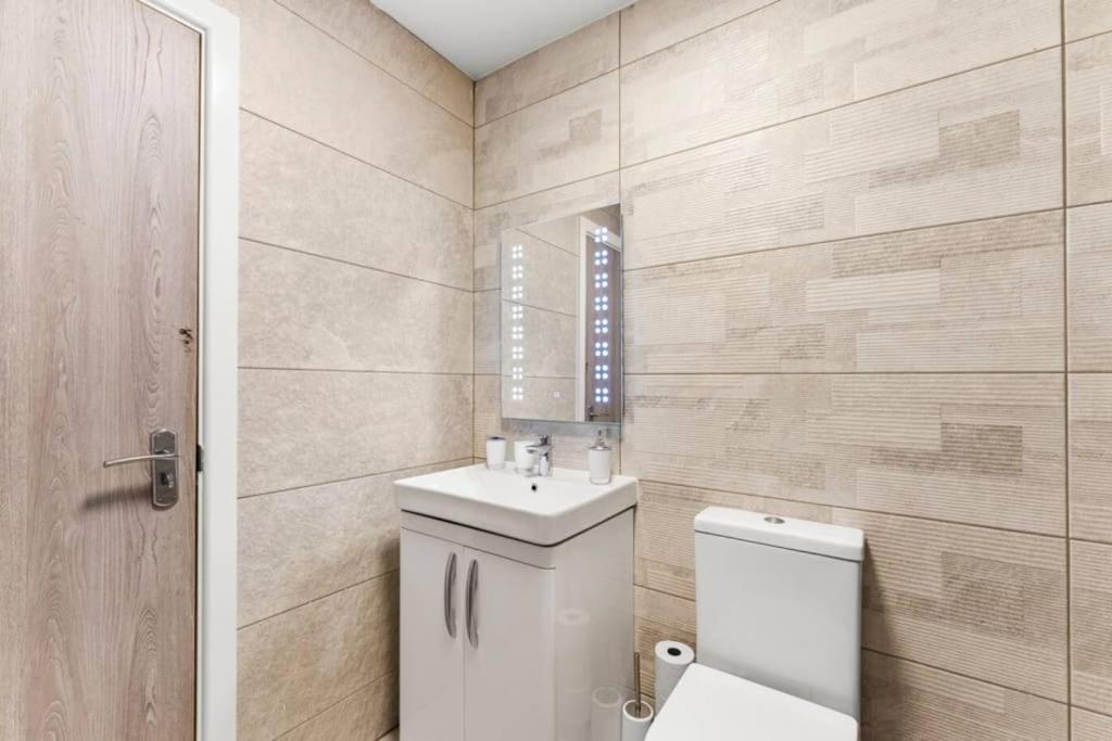 Modern Spacious Three Bedrooms With Private Garden Cardiff Esterno foto