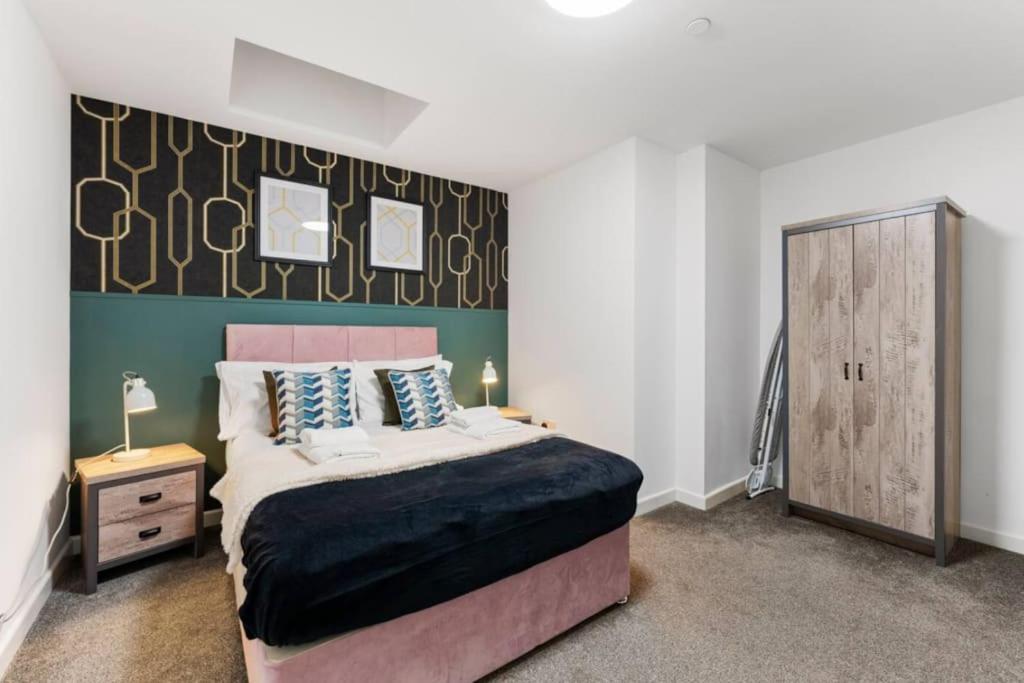 Modern Spacious Three Bedrooms With Private Garden Cardiff Esterno foto