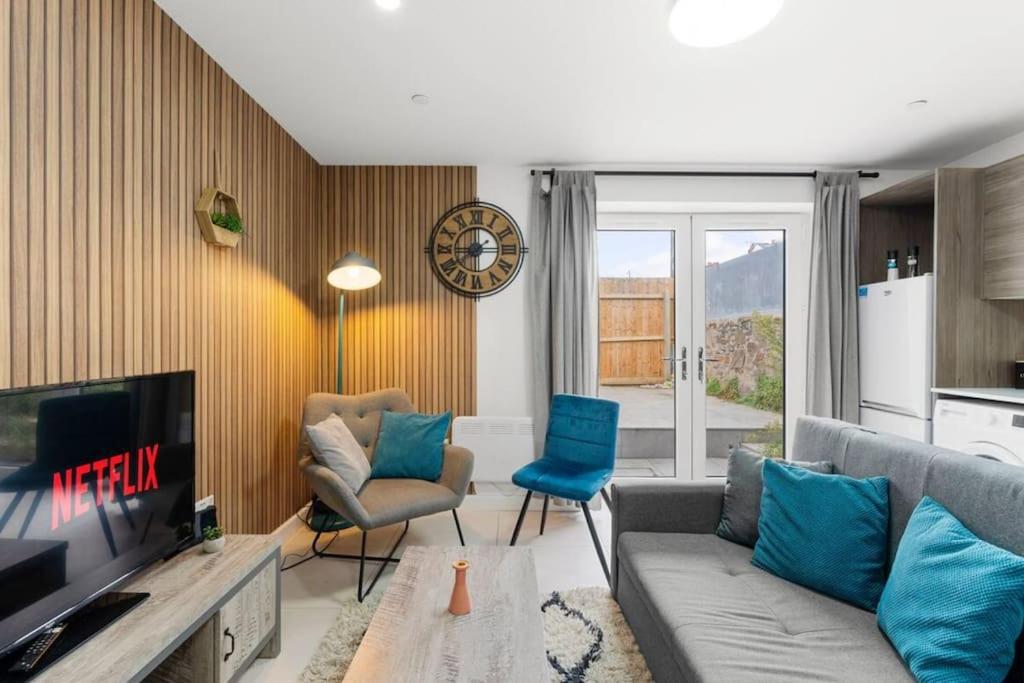 Modern Spacious Three Bedrooms With Private Garden Cardiff Esterno foto