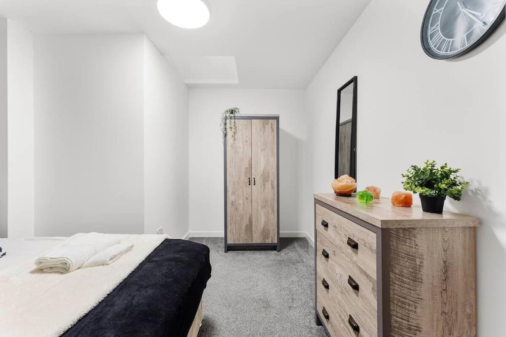 Modern Spacious Three Bedrooms With Private Garden Cardiff Esterno foto