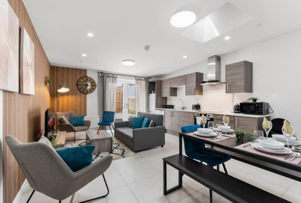 Modern Spacious Three Bedrooms With Private Garden Cardiff Esterno foto