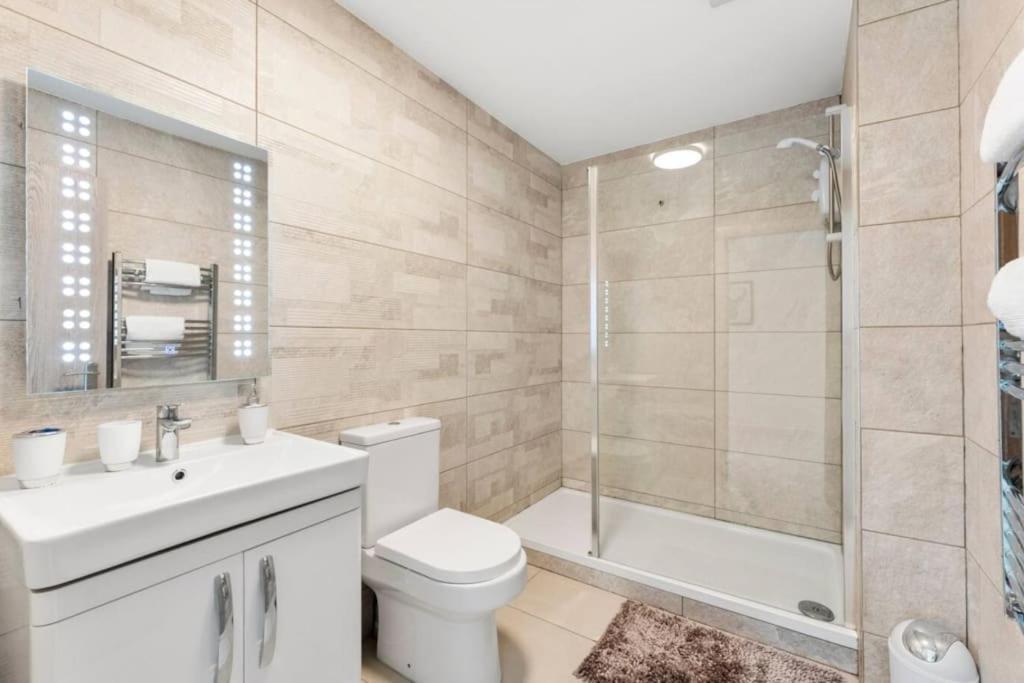Modern Spacious Three Bedrooms With Private Garden Cardiff Esterno foto
